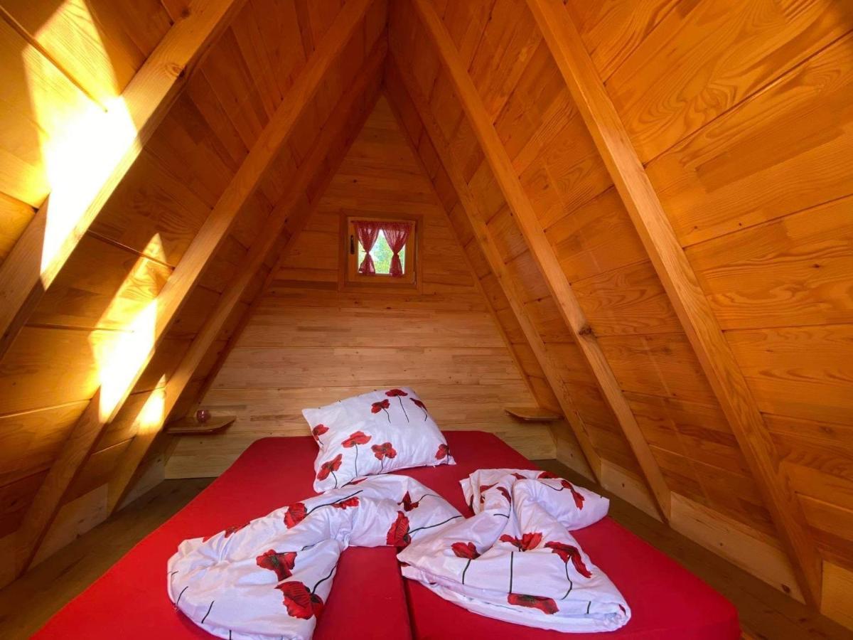 Rooms & Glamping Lana Haus Licko Petrovo Selo Esterno foto