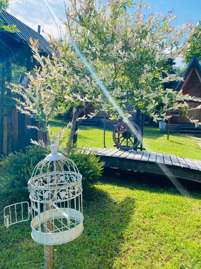 Rooms & Glamping Lana Haus Licko Petrovo Selo Esterno foto