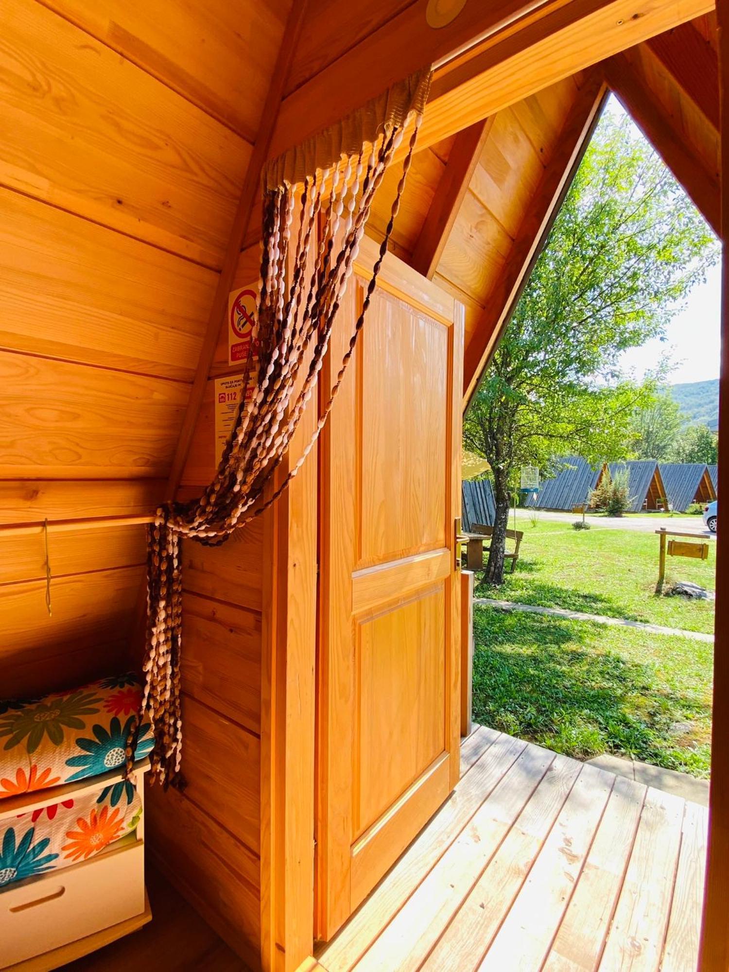 Rooms & Glamping Lana Haus Licko Petrovo Selo Esterno foto
